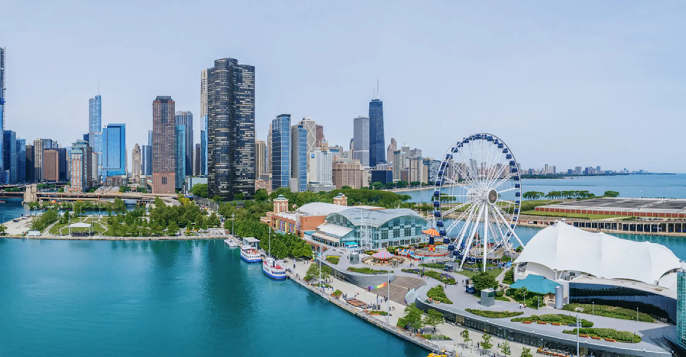 Luftaufnahme des Navy Pier und der Skyline von Chicago am Michigansee an einem klaren Tag.